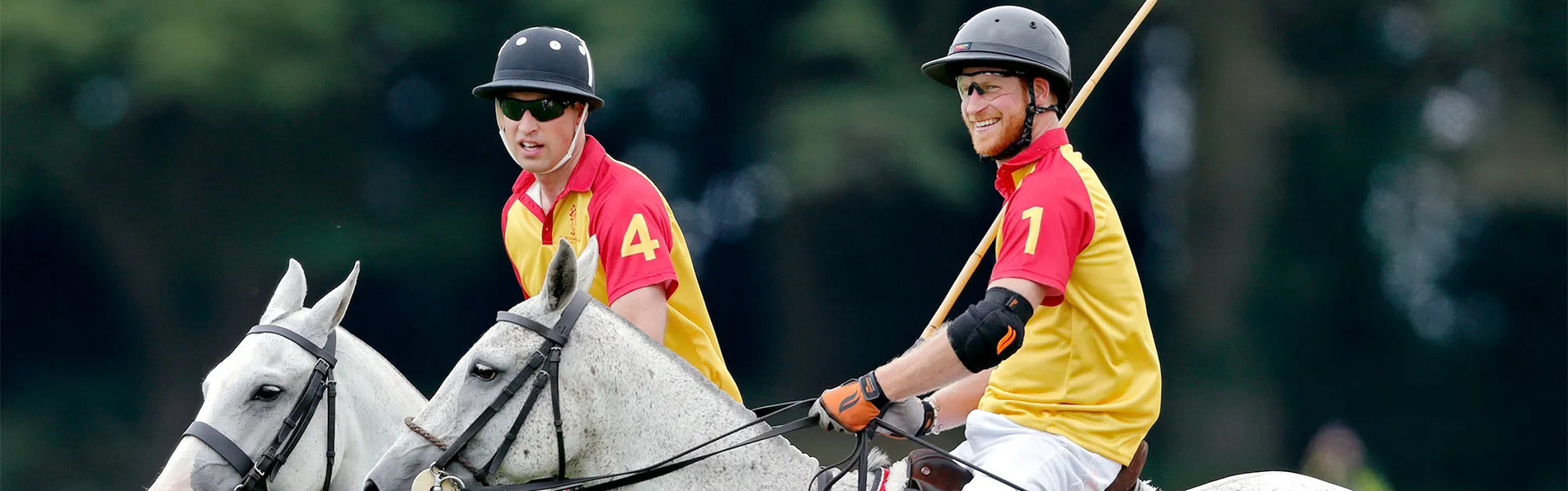 https://www.kronopolo.es/image/cache/catalog/Blog%20Banners/prince%20harry%20and%20prince%20william%20playing%20polo-1903x596.jpg