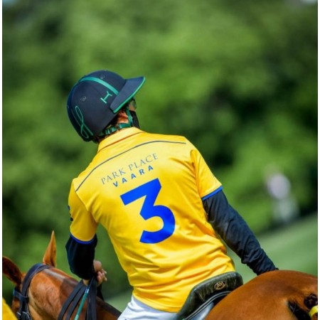 Casco de Polo Negro con Franja y Detalles Verdes