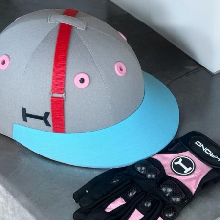 Casco de Polo para Mujer – Azul Cielo con Detalles Rosas