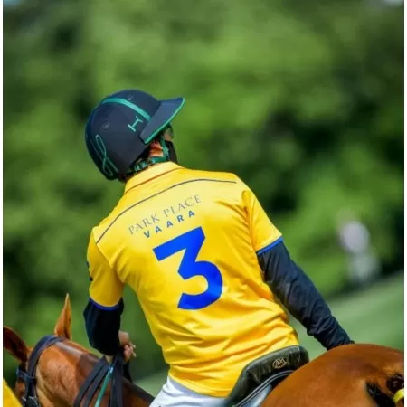 Casco de Polo Negro con Franja y Detalles Verdes